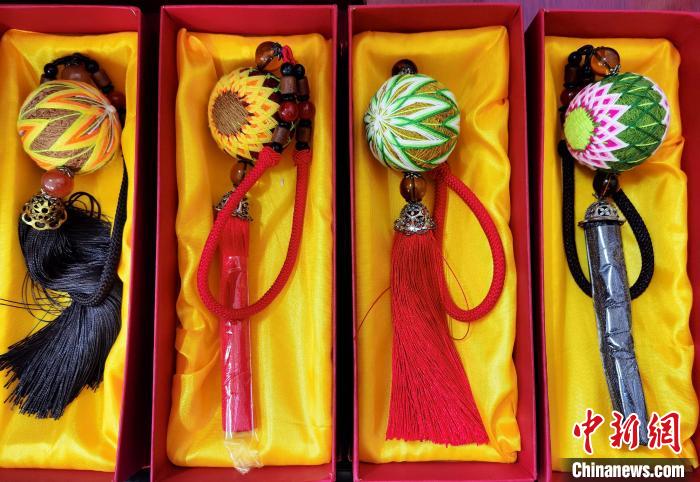 圖為藏繡手工藝品。　祁增蓓 攝