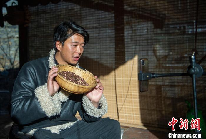 洛桑在鏡頭前介紹家鄉(xiāng)特產(chǎn)?！⒅铱?攝