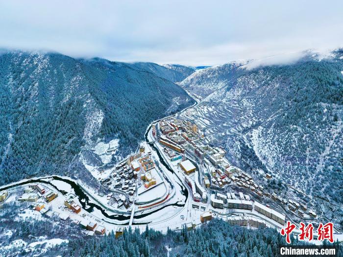 壤塘的雪后美景?！∪捞量h融媒體中心供圖