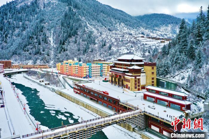 壤塘的雪后美景?！∪捞量h融媒體中心供圖