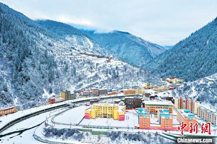 壤塘的雪后美景?！∪捞量h融媒體中心供圖