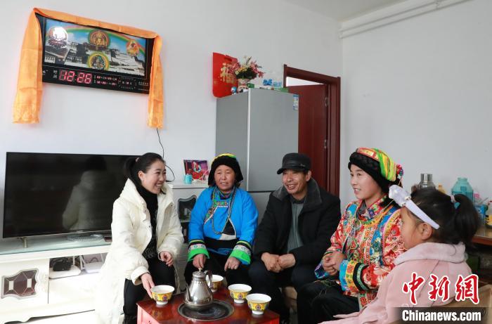 新家是兩層小樓房，一樓布置得充滿現(xiàn)代感，喝著藏式奶茶，一家人聊著今年春節(jié)怎么過?！《∷?攝