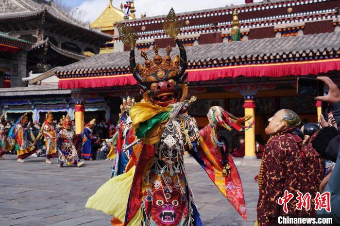 圖為塔爾寺僧侶進(jìn)行“跳欠”儀式?！●R銘言 攝