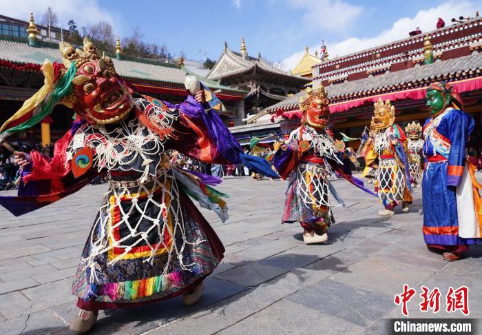 圖為塔爾寺僧侶進(jìn)行“跳欠”儀式?！●R銘言 攝