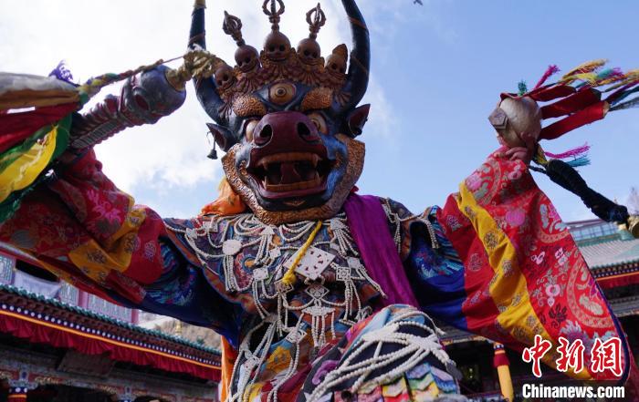 圖為塔爾寺僧侶進(jìn)行“跳欠”儀式?！●R銘言 攝