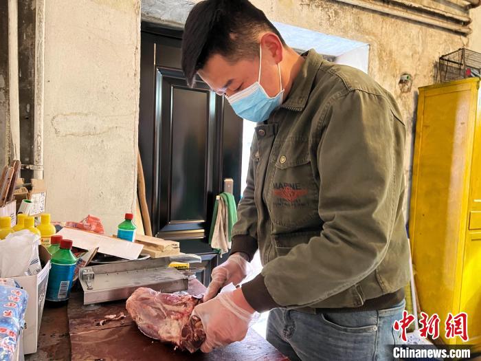 圖為雪豹“奶爸”史壽軍正在準(zhǔn)備投喂雪豹的食材?！●R銘言 攝