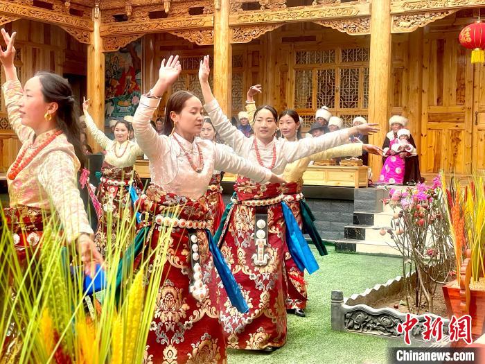 圖為藏族女性載歌載舞。　李玉峰 攝
