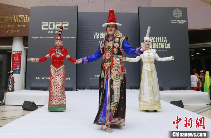 圖為模特展示蒙古族服飾?！●R銘言 攝