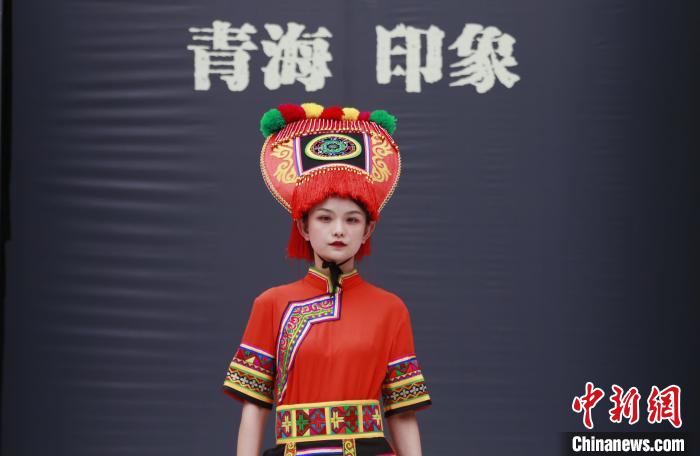 圖為模特展示土族服飾。　馬銘言 攝