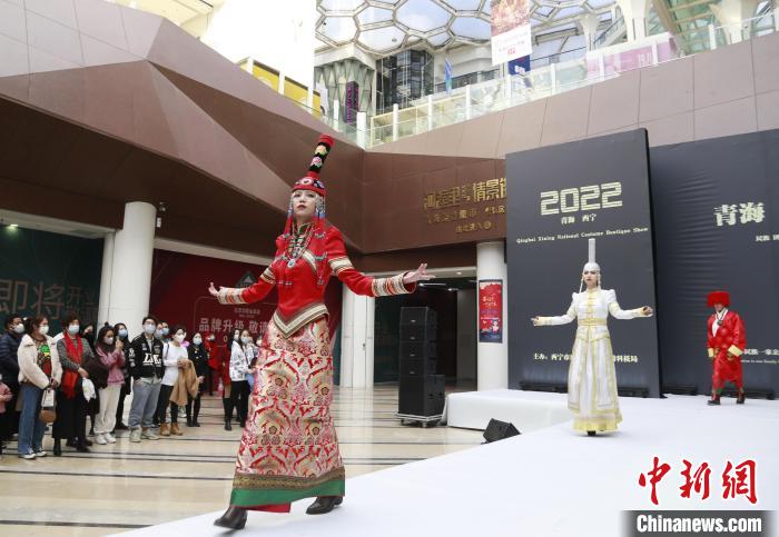 圖為模特身穿民族服飾進(jìn)行走秀?！●R銘言 攝