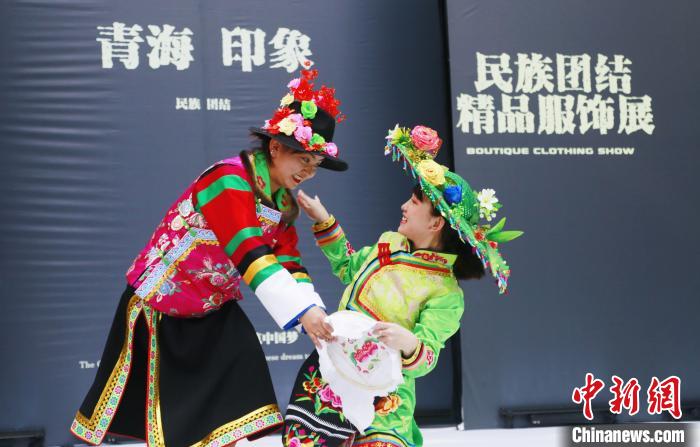 圖為模特身穿土族服飾進(jìn)行“土族刺繡”表演?！●R銘言 攝