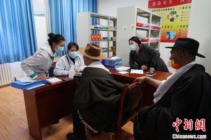 圖為骨科醫(yī)生為敬老院老人們進(jìn)行集中檢查。　馬銘言 攝