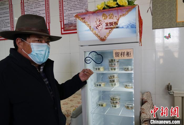 圖為敬老院院長(zhǎng)德高介紹，老人們的三餐均有留樣記錄?！●R銘言 攝