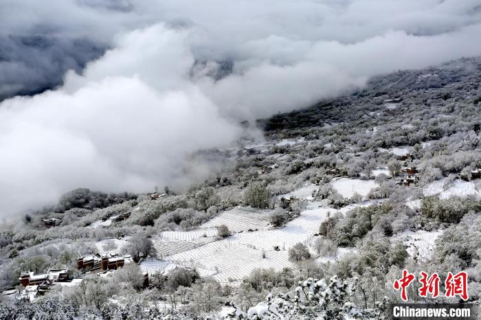 雪后的丹巴半山云霧繚繞。　李永安 攝