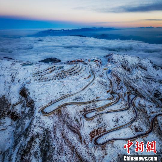 雪后的牛背山山頂和崎嶇的公路?！±顒P 攝