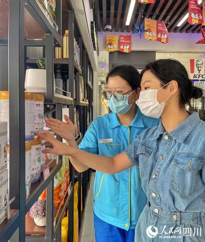 顧客可以在川內(nèi)中國石油加油站便利店內(nèi)選購到品質(zhì)純正的紅原奶粉。張霞攝