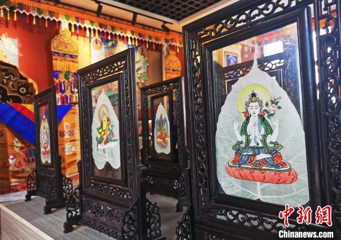 圖為久美尖措創(chuàng)作的藝術(shù)品?！?zhí)砀?攝