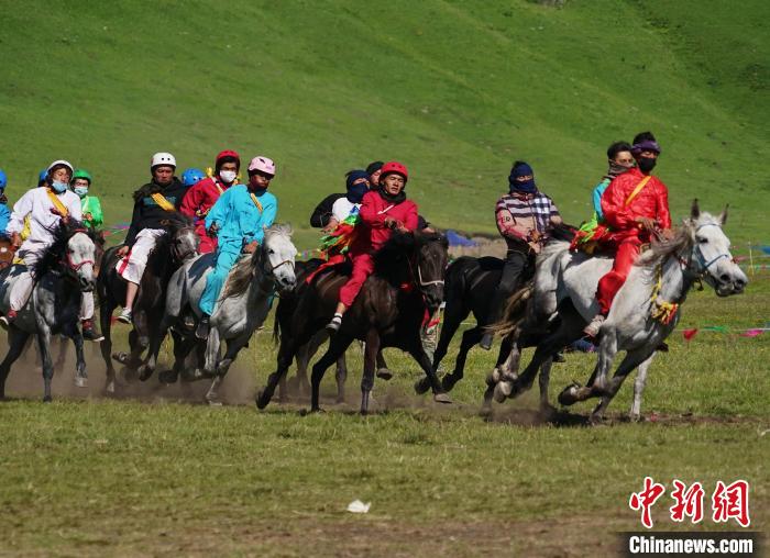 圖為選手進行3000米賽馬比賽。　馬銘言 攝