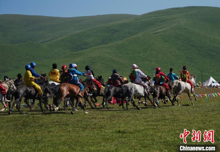 圖為選手進(jìn)行3000米賽馬比賽?！●R銘言 攝