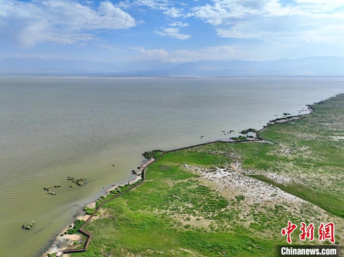 圖為航拍都蘭湖國(guó)家濕地公園。　祁增蓓 攝