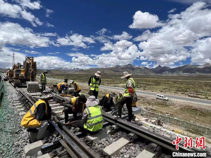 圖為青藏鐵路基礎設施“升級換代”施工現(xiàn)場。　現(xiàn)場作業(yè)人員供圖