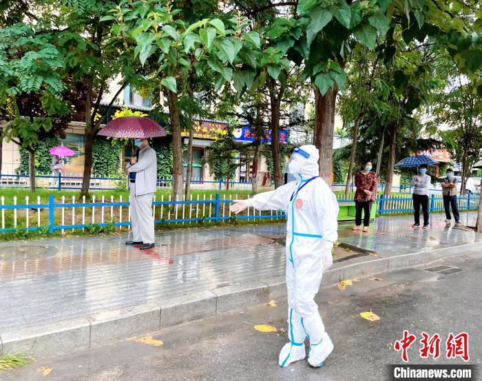 高原小城青海尖扎抗疫見(jiàn)聞：柔肩亦可擔(dān)重任，夫妻檔聞令而動(dòng)