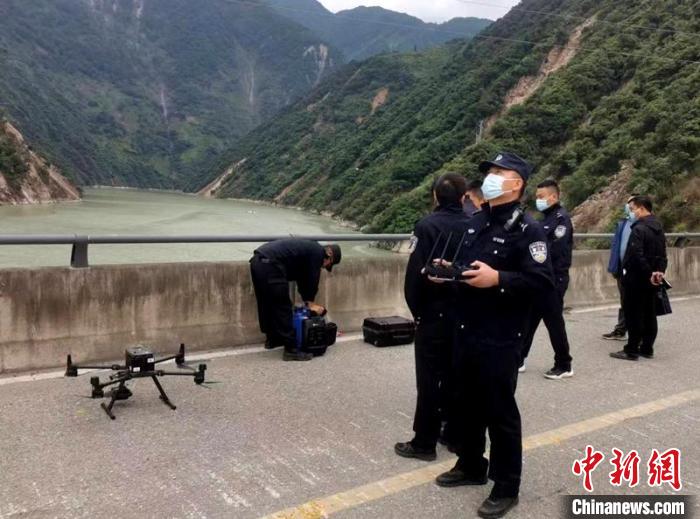 民警組成的搜尋隊利用無人機在震區(qū)開展空中巡查?！「首沃莨簿止﹫D