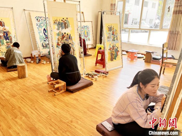 圖為畫(huà)室內(nèi)學(xué)徒練習(xí)繪畫(huà)唐卡?！●R文莉 供圖