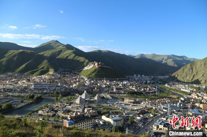 圖為航拍玉樹(shù)市?！∮駱?shù)市委宣傳部供圖