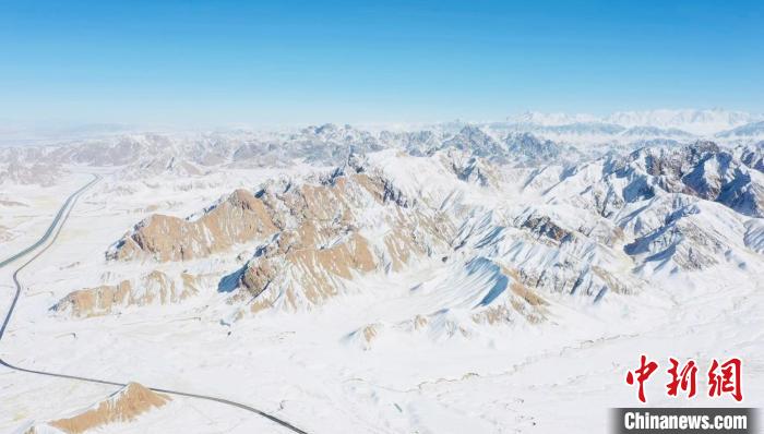 圖為無(wú)人機(jī)航拍高原雪景?！《继m縣融媒體中心供圖