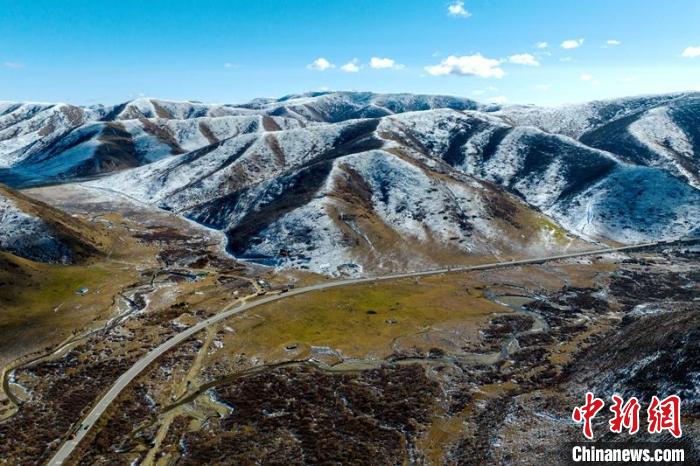 西成高鐵紅原2號隧道出口附近山頭已被雪覆蓋?！⒅铱?攝