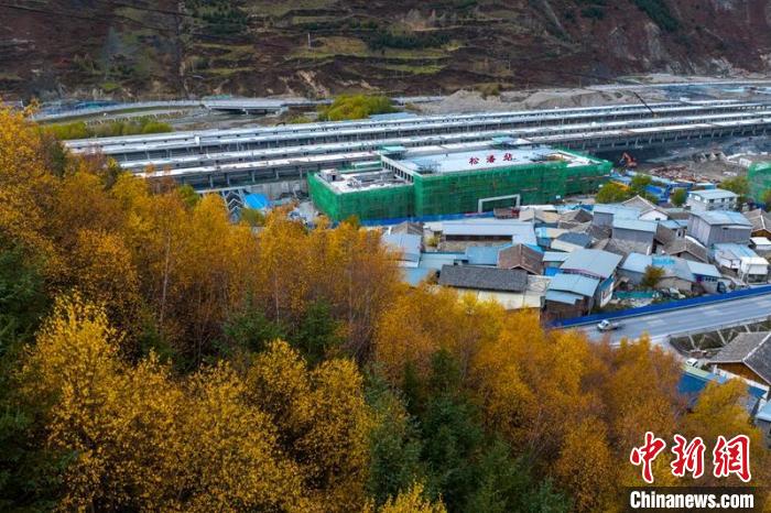 正在建設(shè)的成蘭鐵路松潘站?！⒅铱?攝