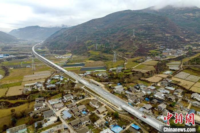 成蘭鐵路松潘右所屯岷江雙線特大橋。　劉忠俊 攝