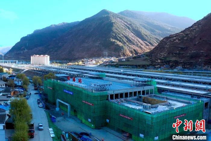 正在建設(shè)中的成蘭鐵路松潘站。　劉忠俊 攝