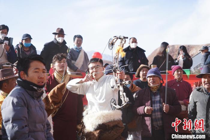 圖為藏族民眾比拼射箭技藝。　馬銘言 攝
