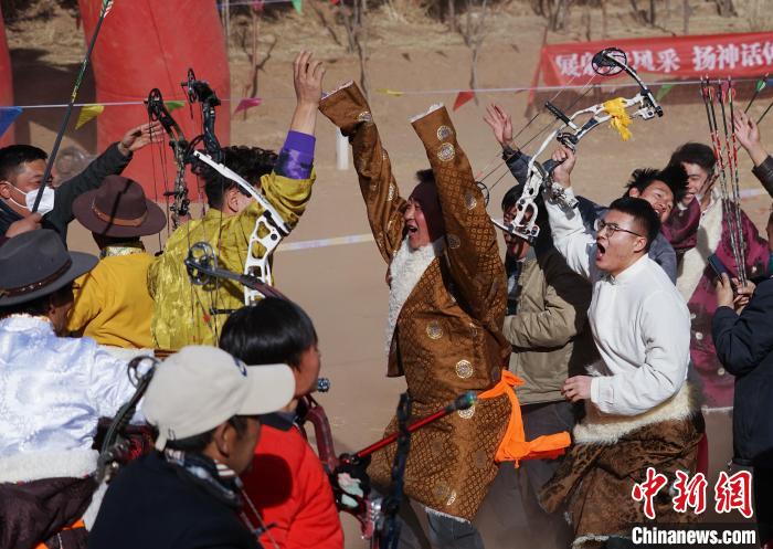圖為藏族民眾跺腳歡呼慶祝弓箭手射中靶心?！●R銘言 攝