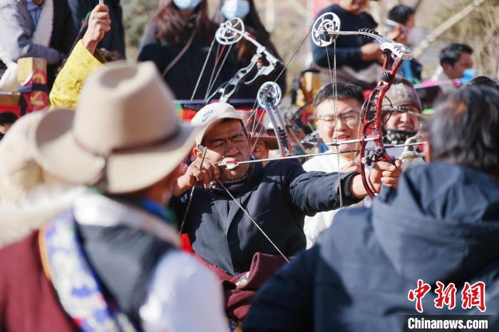 圖為藏族民眾比拼射箭技藝?！●R銘言 攝