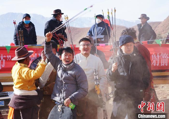 圖為藏族民眾跺腳歡呼慶祝弓箭手射中靶心?！●R銘言 攝