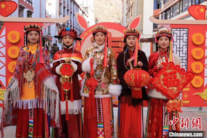 丹巴美女送祝福，迎新年?！±钣腊?攝
