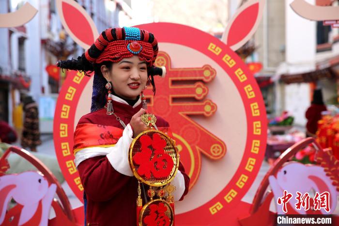 身著嘉絨藏族服飾的丹巴女孩送祝福。　吉靜 攝
