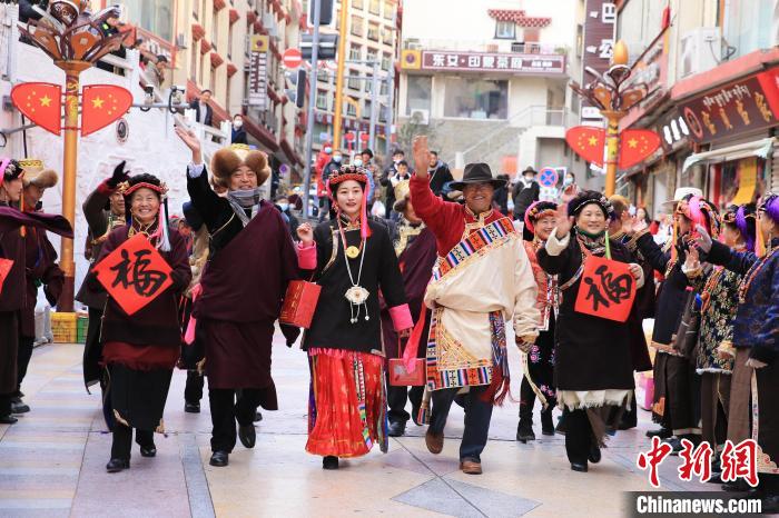 丹巴街頭快閃送祝福。　李永安 攝