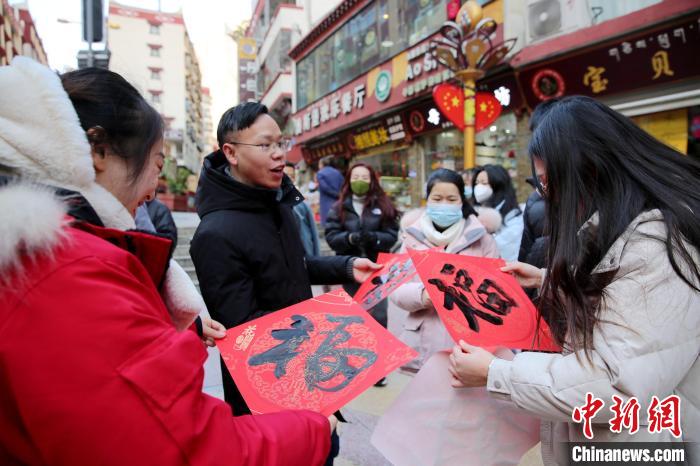 街頭市民收到送的“福”字。　李永安 攝