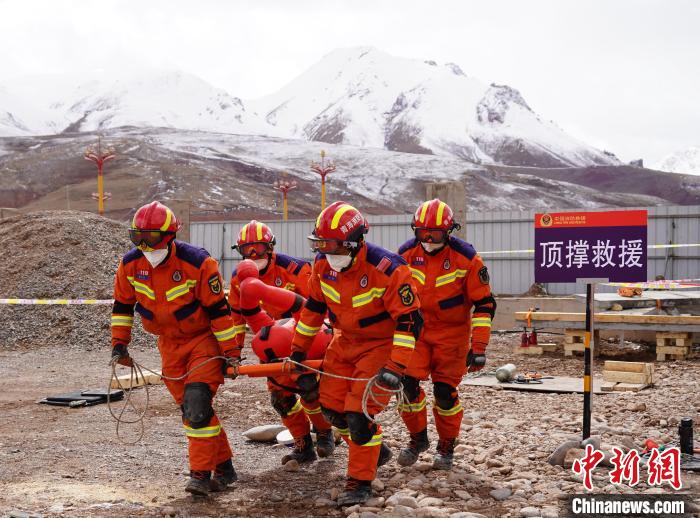 圖為地震實戰(zhàn)拉動現(xiàn)場，參演人員正在轉(zhuǎn)移受傷人員?！∮駱湎拦﹫D