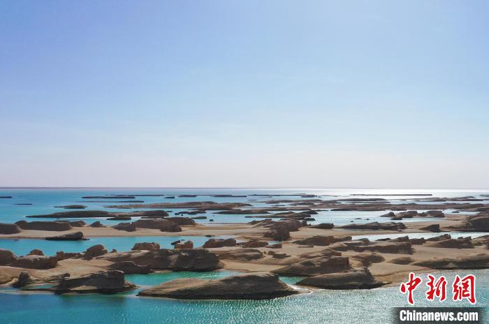 航拍青海大柴旦烏素特水上雅丹奇特景觀。　馬銘言 攝