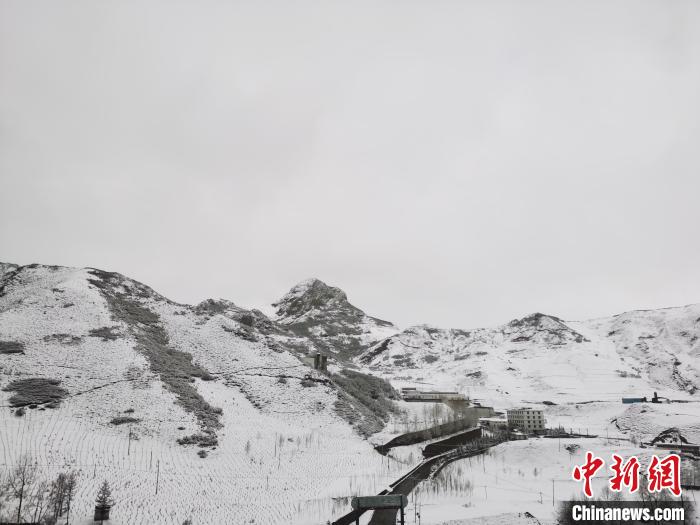 圖為青海省東南部的青沙山區(qū)域銀裝素裹?！?zhí)砀?攝