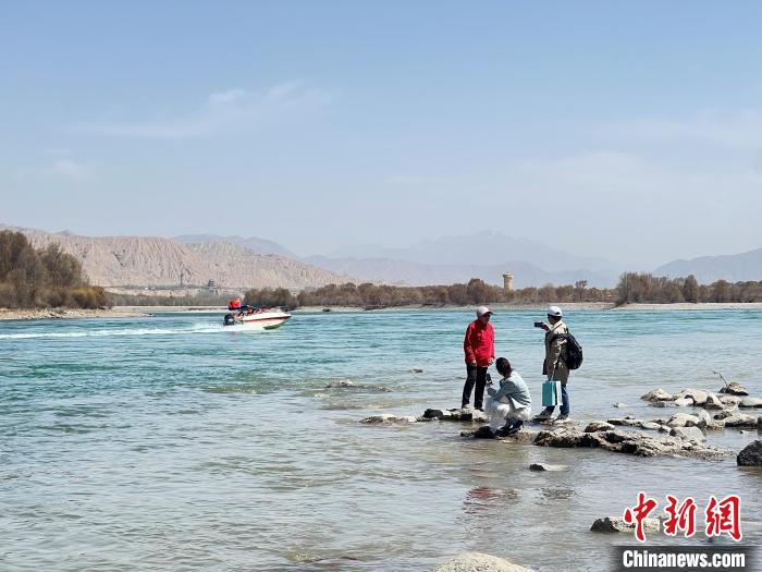 圖為游客在黃河岸畔游玩，并與黃河合影留念?！∑钤鲚?攝