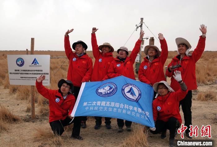經(jīng)過不懈努力，格爾木濕地站終于建成，第二次青藏科考中科院空天院分隊向航拍無人機揮手合影。　<a target='_blank' href='/'><p  align=
