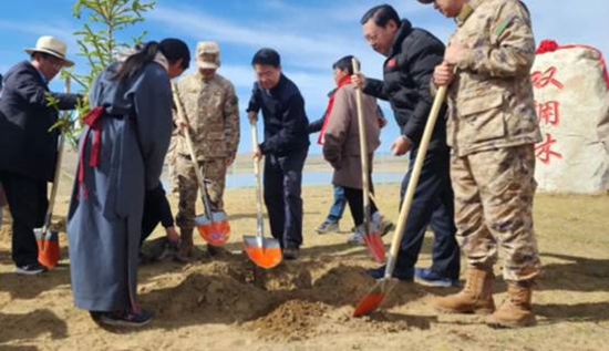 保護(hù)黃河干支流域生態(tài)，軍地共建“雙擁林”防護(hù)帶。四川省退役軍人事務(wù)廳供圖