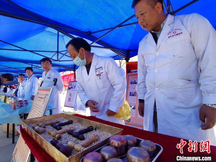 圖為青海省循化縣的國家級非遺項目尤闕療法的器械展示?！?zhí)砀?攝