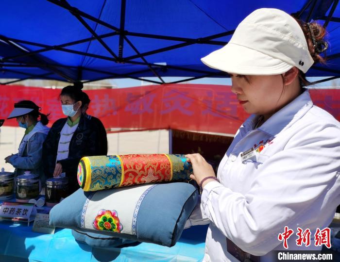 圖為青海省互助縣的中藥枕頭?！?zhí)砀?攝